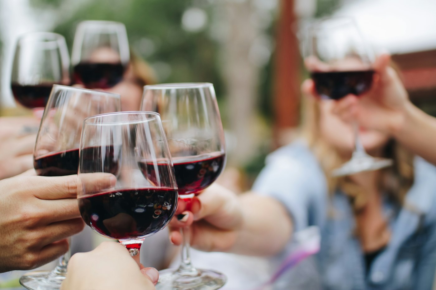 Un brindis con vino tinto